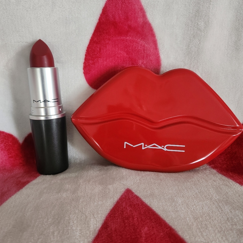MAC COSMETICS Lipstick and Lip shaped tin set